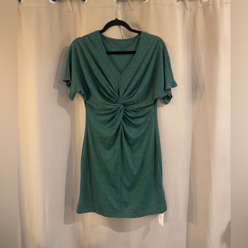 Women’s NWT Cupshe Green V-Neck Women's Top